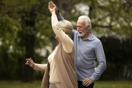 stariji par srećno pleše