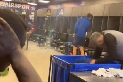 (VIDEO) OVO MOŽE SAMO ON Kontroverzni italijanski fudbaler bacao petarde na saigrače u svlačionici