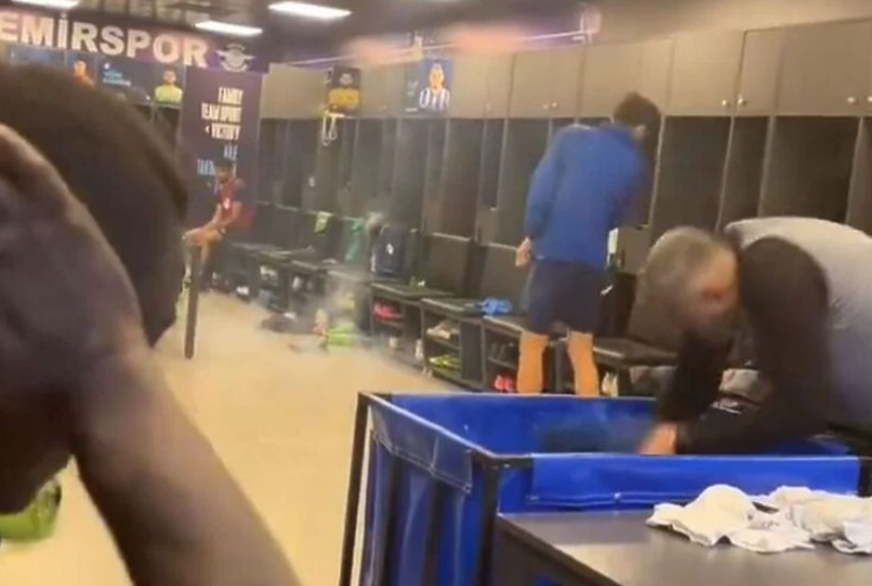 Mario Baloteli baca petarde u svlačionici