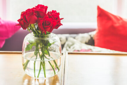 Sačuvajte buket koji ste dobili za 8. mart: Uz ovaj trik ruže u vazi će vam TRAJATI DUŽE