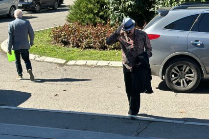 (VIDEO, FOTO) Šešir na glavi i šarena košulja: Haris Džinović stigao na zakazano ročište zbog RAZVODA OD MELINE