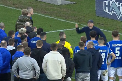 (VIDEO) DRŽAO IM BUKVICU Vođa navijača sišao na teren poslije debakla Darmštata protiv Augzburga, igrači nijemo posmatrali
