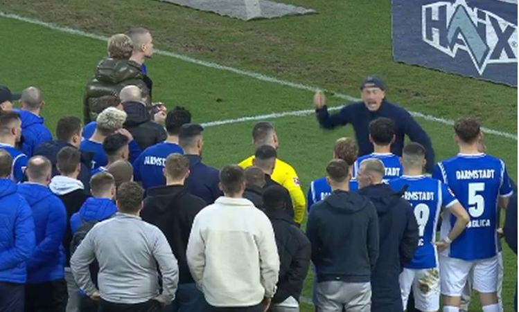 (VIDEO) DRŽAO IM BUKVICU Vođa navijača sišao na teren poslije debakla Darmštata protiv Augzburga, igrači nijemo posmatrali