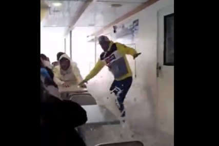 (VIDEO) Djeca vrište i skaču na stolove: Ogroman talas obrušio se na trajekt pun putnika