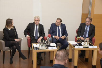 (FOTO) Dodik na Diplomatskoj akademiji u Beču „Očekuje da BiH poslije 21. marta PRESTANE DA BUDE KOLONIJA, da ode Šmit i strane sudije“