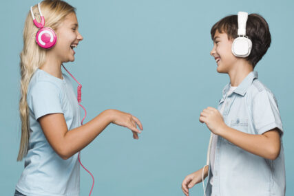 Djeca su redovno izložena intenzivnijoj buci: Slušalice trajno OŠTEĆUJU SLUH kod mališana, roditelji zabrinuti