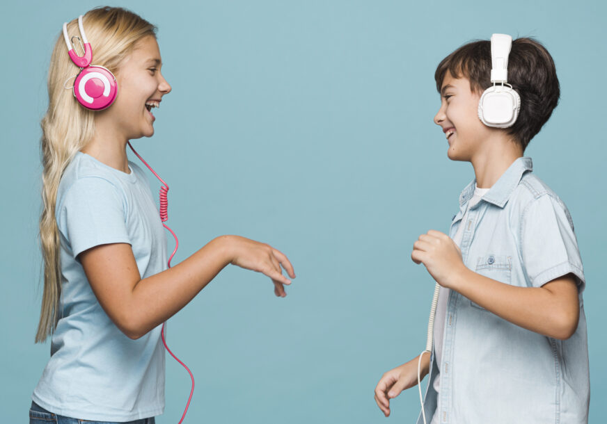 dječak i djevojčica sa slušalicama 