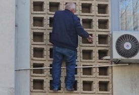 (VIDEO) DJED SPAJDERMEN POSTAO VIRALAN Snimak penzionera koji se spušta niz zgradu sa 3. sprata zapalio mreže
