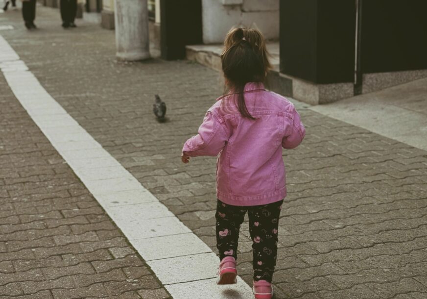 djevojčica ganja goluba