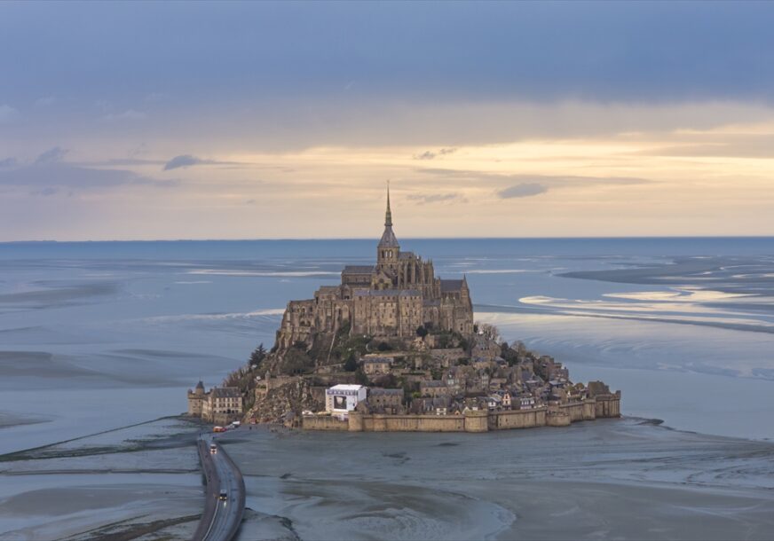 (FOTO) SPEKTAKULARNI DVORAC MAMI TURISTE  Mon Sen Mišel jedno od najljepših mjesta u Francuskoj