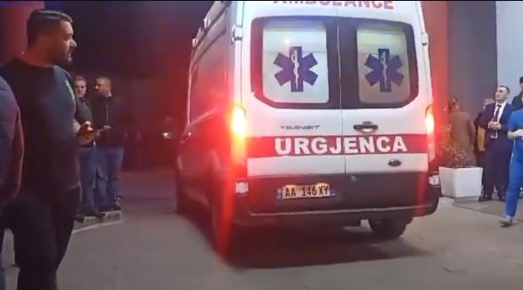 Hitna pomoć prevozi povrijeđene u eksploziji u Tirani