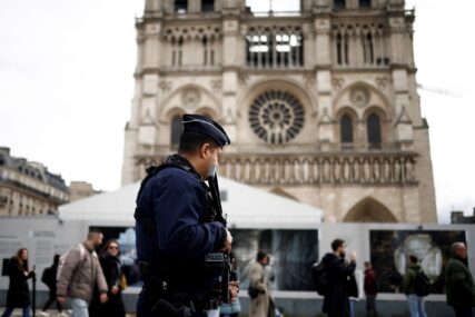 Policajac ispred katedrale
