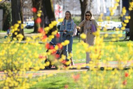 (FOTO) U Banjaluci, Novom Gradu i Prijedoru PROLJEĆNIH 21 STEPEN: Ulice pune šetača koji uživaju na suncu, od sutra će PONOVO TREBATI KIŠOBRANI