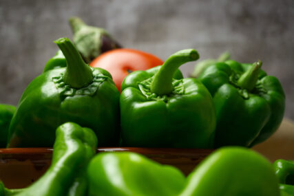 Najbolja prihrana iz vaše kuhinje: Zalivajte papriku ovim rastvorom i rađaće do besvijesti