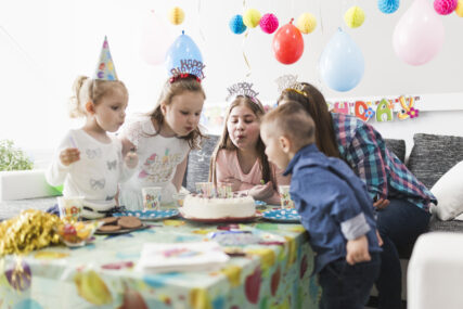 Nema koverte, ni prejedanja: Srbi za djetetov prvi rođendan prave FEŠTU NALIK NA SVADBU, a u Švedskoj rade sve suprotno