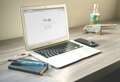 Laptop na stolu