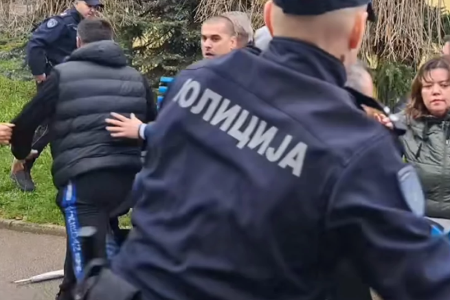 (FOTO) Haos u Novom Sadu, građani se gurali sa policijom: Ispred Centra za socijalni rad razvalili kapiju