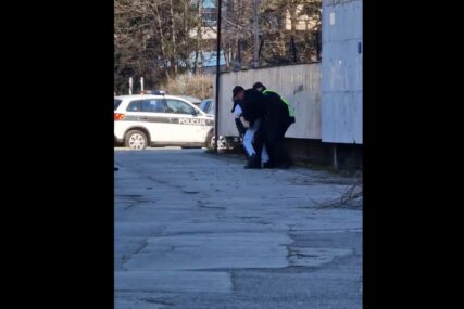 (VIDEO) DRAMA U SARAJEVU Policija savladala muškarca koji je usred dana NOSIO NOŽ, ovako je to izgledalo