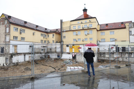 (FOTO, VIDEO) Umjesto radnika GOMILA SE SMEĆE: Na mjestu budućeg hotela u centru Banjaluke i dalje ZJAPI VELIKA RUPA, ograda oko gradilišta nejaka i nebezbjedna