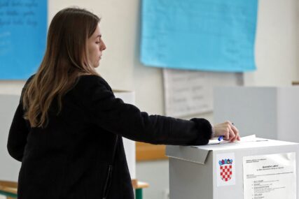 Žena glasa na izborima u Hrvatskoj
