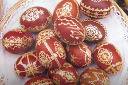 (VIDEO) ČISTA ELEGANCIJA Tradicionalni način farbanja uskršnjih jaja kod Čeha pomoću ukrasnih traka