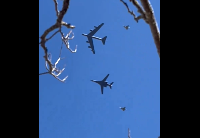 (VIDEO) Simboličan let u ime pristupanja NATO: Američki strateški bombarderi nad Švedskom
