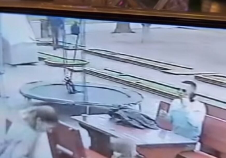 (VIDEO) SRAMNA SCENA Mladić ukrao novčanik ženi sa djetetom, kamere sve snimile
