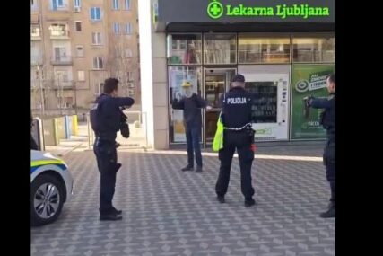 (VIDEO) Drama u centru grada: Muškarac noževima prijetio prolaznicima i policajcima