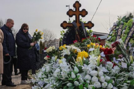 Ljudmila Navaljni na grobu sina