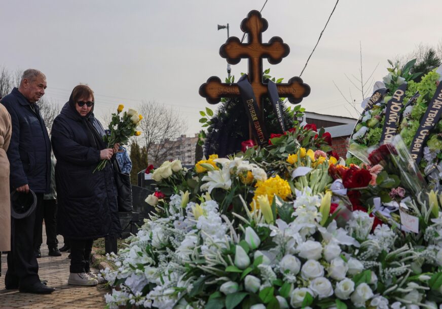Ljudmila Navaljni na grobu sina