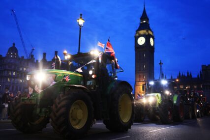 Traktor na ulicama Londona