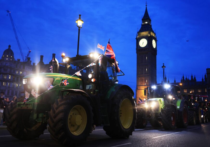 Traktor na ulicama Londona