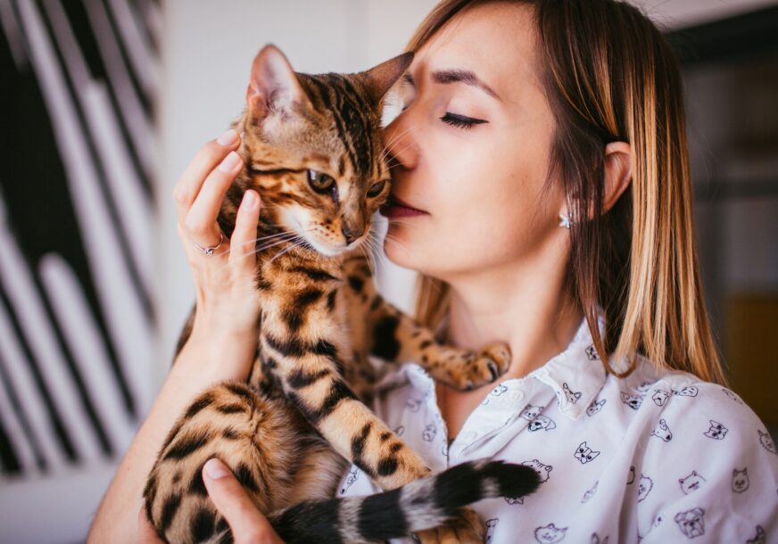 Žena drži mačku