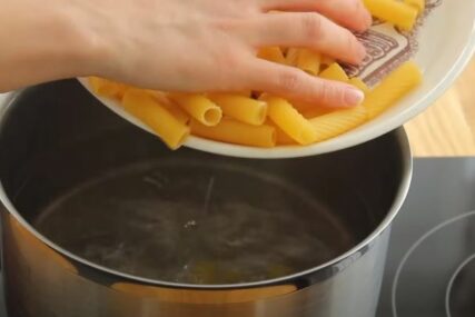 Sastojak koji čini čuda: Uz ovaj trik makarone vam se tokom kuvanja neće zalijepiti