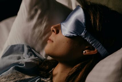 BUDITE SE ODMORNIJI Maska za spavanje pruža duži i kvalitetniji san