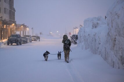 (FOTO) Zapad SAD okovao snijeg: Zbog snažne mećave hiljade domaćinstava bez struje, stotine vozača ostalo zaglavljeno na auto-putu