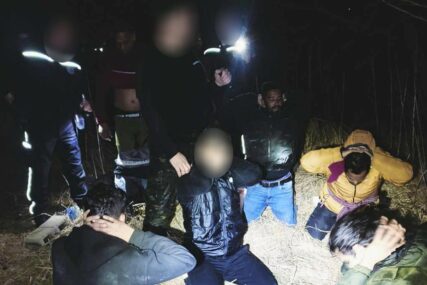 (FOTO) Pokušao da prošvercuje migrante: Uhapšen muškarac (24) iz BiH koji je na ČAMCU VOZIO 12 LJUDI