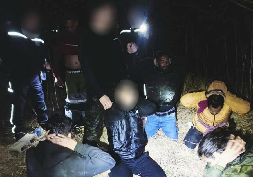 (FOTO) Pokušao da prošvercuje migrante: Uhapšen muškarac (24) iz BiH koji je na ČAMCU VOZIO 12 LJUDI