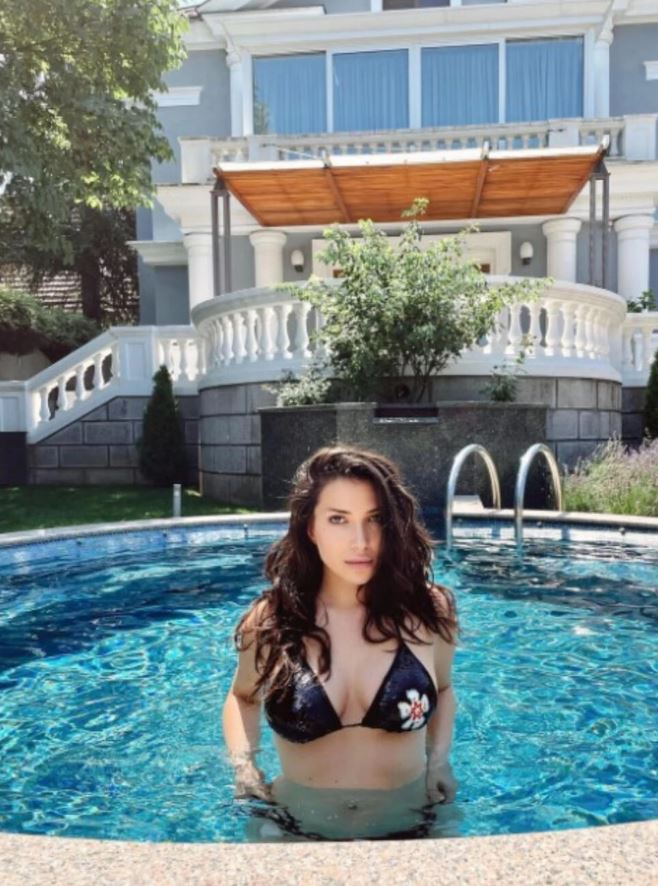 Mina Joksimović uživa u bazenu pored vile