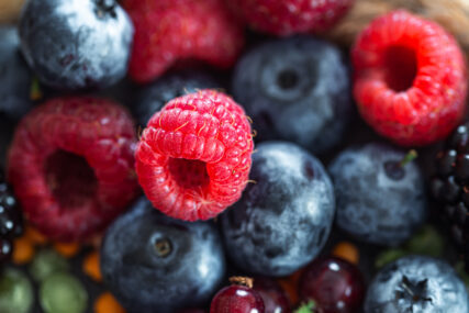 Prepuno vlakana i vitamina: Nutricionista otkriva da ove 3 vrste voće "TOPE" SALO SA STOMAKA, a sada mu je sezona