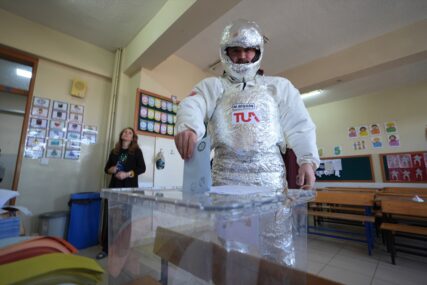 (FOTO) OD KRALJA DO ASTRONAUTA Građani Turske u neobičnim kostimima glasali na lokalnim izborima