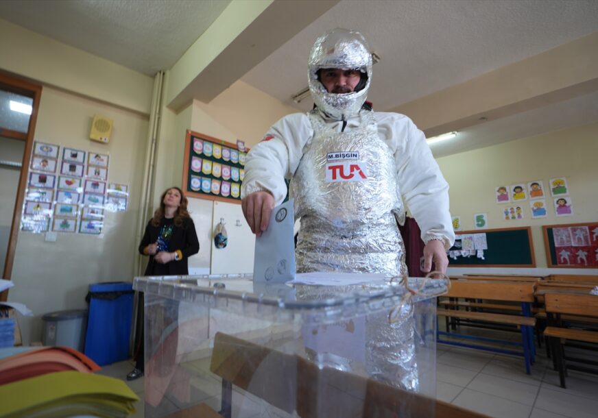 (FOTO) OD KRALJA DO ASTRONAUTA Građani Turske u neobičnim kostimima glasali na lokalnim izborima
