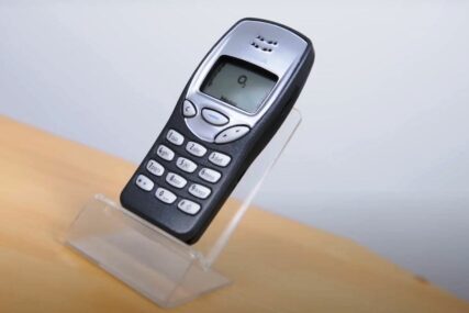 Nokia 3210 na postolju