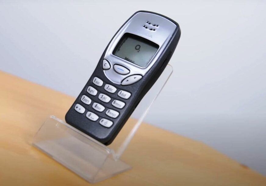 Nokia 3210 na postolju