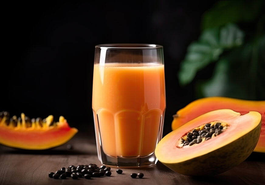 sok od papaje u čaši