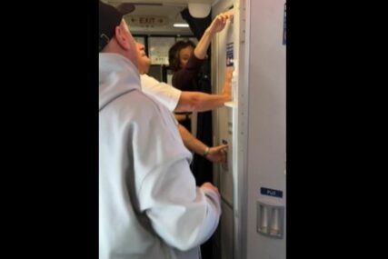 (VIDEO) AGONIJA U AVIONU Putnik se zaglavio u toaletu, svi pokušaji da ga izvuku su propali dok ovaj čovjek nije došao