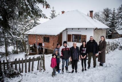 (FOTO) Sedmočlana porodica dobija krov nad glavom: Humanitarci za Obradoviće prikupili 60.000 evra