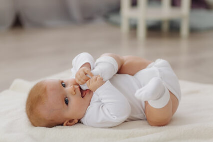 Kako spriječiti sindrom zaležane glave kod beba: Pratite nekoliko jednostavnih koraka