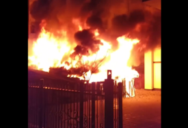 (VIDEO, FOTO) GORE GARAŽE Veliki požar, vatrogasci na terenu, a MATERIJALNA ŠTETA OGROMNA