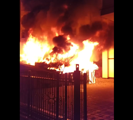 Požar u centru Loznice, gore garaže